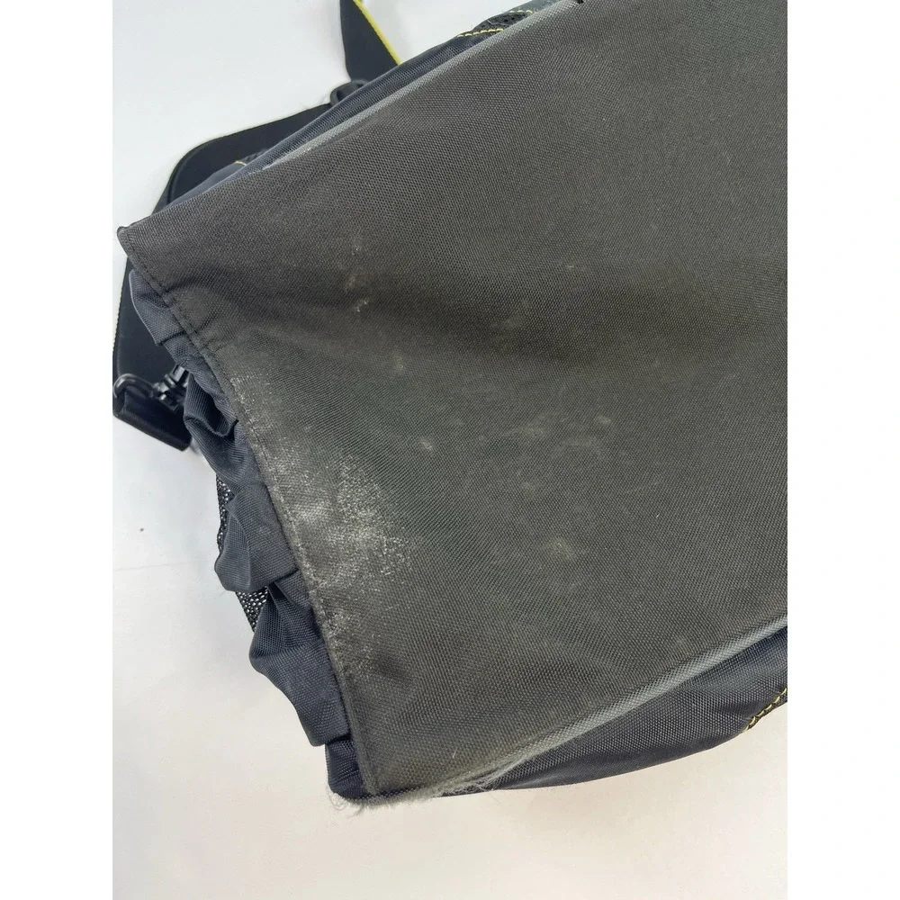 NIKE LIVESTRONG Black Charcoal Armstrong Nylon Duffel Bag 21 x 9 x 9 RARE